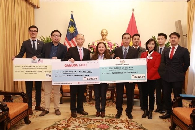 Đại sứ quán Malaysia ủng hộ người dân miền Trung bị thiệt hai do lũ lụt - ảnh 1