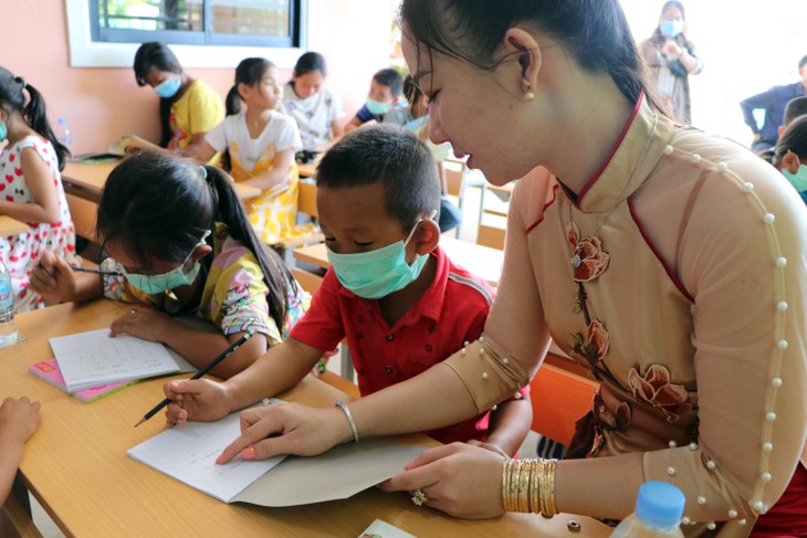 Gieo chữ  Việt trên đất nước chùa Tháp - ảnh 3