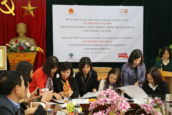 UNFPA tại Việt Nam cung cấp thiết bị bảo hộ cá nhân hỗ trợ người cao tuổi - ảnh 2
