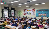sinh viên trở lại trường nhưng một số vẫn học online đảm bảo giãn cách hình 2