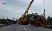 xe khách lao xuống mương, nhiều người may mắn thoát nạn hình 1