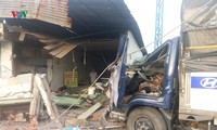 xe tải tông bẹp dúm ôtô dừng chờ đèn đỏ hình 3