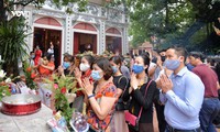 tạm thời đóng cửa phủ tây hồ do hàng ngàn người chen chân đi lễ hình 2