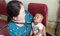 bé trai xinh xắn bị bỏ trước cổng nhà dân cùng bức thư xin lỗi của mẹ hình 2