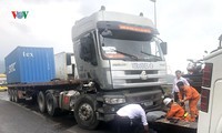 dừng sửa xe bên quốc lộ, 2 người bị ô tô tông thương vong hình 2