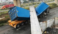 cầu sắt ở gia lai sập gãy sau khi xe tải đi qua hình 2