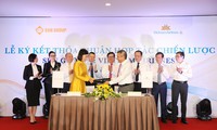 bộ trưởng nguyễn văn thể biểu dương 2 tiếp viên của vietnam airlines hình 3