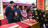 đi xin chữ đầu năm trong không gian văn hóa đậm nét truyền thống. hình 2