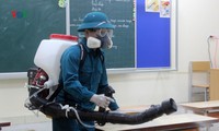 lai châu đo thân nhiệt cho giáo viên và học sinh khi trở lại trường hình 2