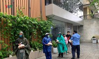 phát quà từ thiện: kẻ xe tay ga, đeo túi hàng hiệu hết "đất sống" hình 3