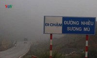 xe tải xuống dốc đâm lật đổ xe khách, hành khách hoảng loạn hình 3