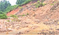 cứu hai mẹ con bị lở núi vùi lấp khi đang đốt vàng mã hình 2