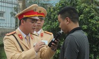 csgt đắk lắk phát nước miễn phí cho người dân về quê đón tết hình 6