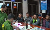 bắt đối tượng ném chất bẩn vào nhà dân để đòi nợ hình 2
