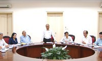 trao quyết định của thủ tướng bổ nhiệm thứ trưởng bộ y tế nguyễn thanh long hình 4