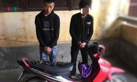 nhóm con nghiện gây ra hàng chục vụ cướp điện thoại của người đi đường hình 2