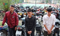 tạm giữ hàng chục nam, nữ tụ tập đua xe trái phép trên quốc lộ 1 hình 2