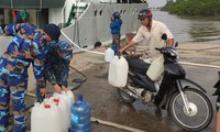 tàu hải quân cấp nước ngọt miễn phí cho người dân bến tre hình 3