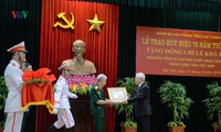 ông trần đức lương, bà đặng thị ngọc thịnh được trao tặng huy hiệu đảng hình 9