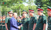 thủ tướng thăm, tặng quà tết cho gia đình chính sách, công nhân tại tỉnh trà vinh hình 1