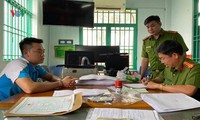 phát hiện nhóm làm giả thẻ ngành công an hình 2