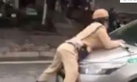 tạm giữ hình sự lái xe taxi hất cảnh sát giao thông lên nắp capô hình 3