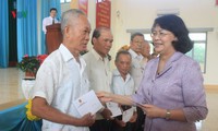 vov tây bắc và nhà hảo tâm trao quà tết cho các hộ nghèo ở điện biên hình 3