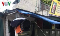 xe bán tải lật nhào xuống chân cầu cao 30m, tài xế may mắn thoát chết hình 3