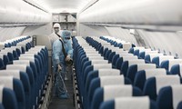 phi công vietnam airlines bay quốc tế phải mặc đồ bảo hộ chống dịch hình 2