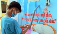 đôi bạn trẻ chế tạo máy rửa tay tự động chung sức chống dịch covid-19 hình 3