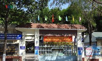 kon tum tặng khẩu trang, mì tôm, sữa động viên học sinh đi học hình 2