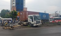 xe đầu kéo bốc cháy dữ dội khi đang đỗ tại chợ hình 3