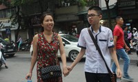 xúc động cha ôm con khóc sau giờ thi toán tuyển sinh lớp 10 ở tphcm hình 2