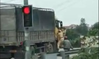 csgt dừng xe, nam thanh niên nước ngoài đứng giữa đường lôi đàn ra hát hình 2
