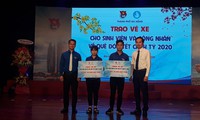 11 chuyến xe đưa bệnh nhân của 10 bệnh viện về quê đón tết hình 2