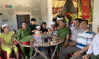 cứu 3 du khách nước ngoài trôi dạt trên biển bằng phương tiện tự chế hình 4