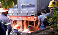 xe ô tô nổ lốp làm bắn thanh sắt trên đường cắm vào cổ người đàn ông hình 2