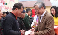 ptt trương hòa bình, bí thư tphcm thăm, tặng quà tết cho người dân hình 3