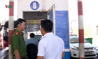 2 đối tượng dùng dao khống chế nữ công nhân để cướp tiền hình 2