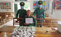 2 thanh niên dùng ná bắn vỡ kính 10 xe khách giường nằm hình 2