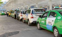 xe taxi được lựa chọn gắn hộp đèn trên nóc hoặc dán phù hiệu trên kính hình 2