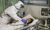 sợ covid-19, nhà hàng hong kong đặt tấm chắn trên bàn ăn hình 2