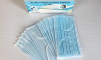 tăng giá gấp 3, người dân lào cai vẫn đổ xô mua khẩu trang phòng cúm hình 2