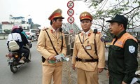 mâu thuẫn vợ chồng 1 nam thanh niên đòi nhảy cầu chương dương tự tử hình 2