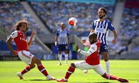 arsenal thua trận, matteo guendouzi bóp cổ tiền đạo của brighton hình 2