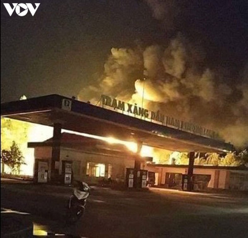 chay cay xang o dong nai: hai nhan vien bi bong nang hinh 2