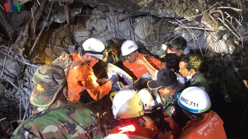 thu tuong hun sen truc tiep chi dao cong tac cuu ho vu sap nha 7 tang  hinh 3