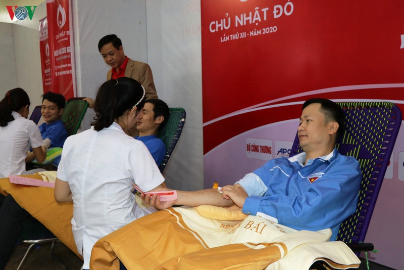 hon 600 nguoi tham gia hien mau trong "ngay chu nhat do" hinh 1
