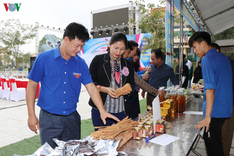 hon 600 nguoi tham gia hien mau trong "ngay chu nhat do" hinh 2