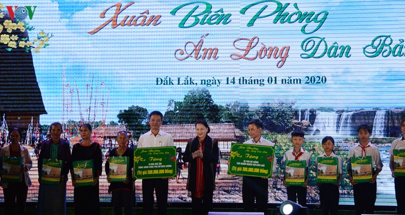 chu tich quoc hoi du chuong trinh "xuan bien phong am long dan ban" hinh 1